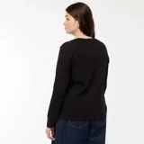 Cárdigan negro de punto fino con cuello redondo y cierre frontal con botones.