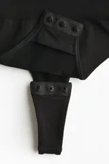 Body colaless negro con efecto push-up, tirantes ajustables y copas acolchadas. Cuenta con diseño sin costuras y efecto moldeador en la cintura.