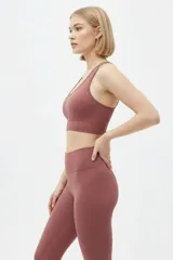 Top deportivo negro de tejido acanalado, con escote redondo y diseño ajustado al cuerpo.