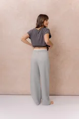 Pantalón celeste de pierna recta y silueta amplia, con cintura elástica y cordón regulable.