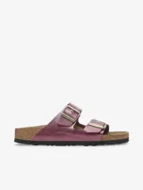 Sandalias Birkenstock Arizona color rosa metalizado con dos correas ajustables con hebillas doradas.