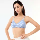 Top de bikini celeste con estampado de margaritas blancas y centro amarillo, de diseño triangular con tirantes finos regulables.