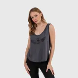 Musculosa de algodón color gris oscuro, con cuello redondo amplio y bordes con acabado desflecado. Presenta un estampado gráfico central con alas y una corona.