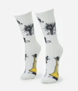 Medias de caña larga color blanco con estampado de Tom, el gato de la serie animada Tom y Jerry, interactuando con una trompeta.