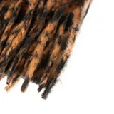 Pashmina de tejido suave con estampado animal print de leopardo y terminaciones con flecos en los extremos.