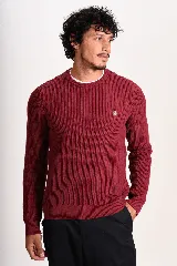 Sweater de tejido de punto en color bordó, con cuello redondo, manga larga y el logo de la marca bordado en el pecho.