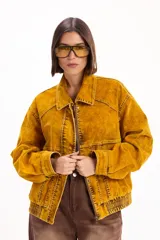 Campera de pana color marrón chocolate, con cierre frontal, cuello clásico, bolsillos delanteros con solapa y cintura elástica.
