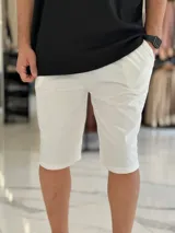 Bermuda deportiva de corte baggy y estilo jogging, en color beige, con bolsillos laterales y cintura elástica.