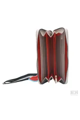 Billetera rectangular de cuero sintético color beige con cierre perimetral. Presenta un parche frontal blanco con la inscripción 'MON AMOUR' y el logo de la marca en color rojo. Incluye una correa de muñeca negra con rayas blancas y un dije colgante en forma de labios.