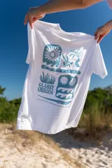 Remerón blanco de manga corta con estampado frontal que dice "GLASSY ORIGEN" en color azul.