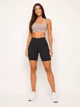Short biker deportivo de tiro alto en color negro, con cintura anatómica y bolsillo lateral. Confeccionado en tejido de alto rendimiento con compresión y forro interno.