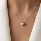 Collar de plata 925 con cadena de eslabones finos y dije en forma de corazón con circonias incrustadas.