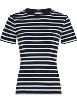 Remera Tommy Hilfiger de corte slim, con cuello redondo y mangas cortas. Diseño a rayas horizontales azul marino y blancas. Logo de la marca bordado en el pecho.