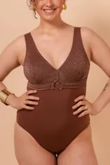 Malla entera color marrón con escote en V, aplique de cinturón con hebilla redonda y breteles anchos.