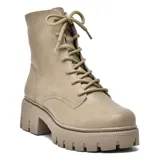 Bota de caña media color beige, con cordones y suela track.