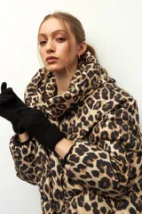 Guantes de punto tejido con diseño de trenzas, color negro, con puños elásticos acanalados.