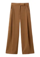 Pantalon de vestir color marron claro, de corte ancho y tiro medio, con bolsillos laterales.