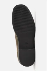 Bota estilo Chelsea de piel con acabado serraje color beige, con elásticos laterales para facilitar el calce, horma redonda y suela a tono con ligero tacón.