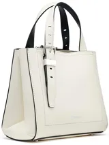 Cartera tipo tote de Calvin Klein, confeccionada en piel sintética lisa color blanco. Presenta doble asa de mano ajustable, correa cruzada extraíble y ajustable, cierre principal con cremallera y detalles metálicos plateados con el logo de la marca.