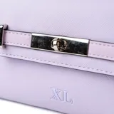Cartera chica tipo bandolera de símil cuero color lila, con solapa, asa fija y correa regulable y desmontable. Cuenta con herrajes plateados y cierre de broche frontal.