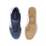 Championes adidas Matchbreak Super de estilo skate, confeccionados en gamuza azul marino con las icónicas tres tiras laterales en blanco y celeste. Presentan una suela de goma blanca vulcanizada y detalle de logo en el talón.