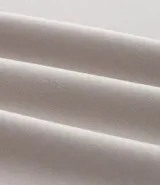 Buzo deportivo color verde claro, de manga larga y cuello redondo. Confeccionado en tejido de poliéster, viscosa y elastano.