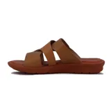 Sandalia de mujer color caramelo con taco corrido y capellada de tiras de cuero trenzadas y con flecos.