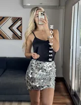 Musculosa lencera blanca con encaje, escote pico y tirantes finos. Bajo asimétrico.