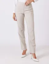 Pantalón sastrero de corte slim, color blanco, con pretina anatómica y panel interno modelador. Presenta bolsillos laterales tipo ojal, bolsillos traseros simulados y nervadura vertical marcada en el frente.