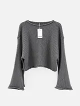 Sweater de punto acanalado color gris, con diseño oversize, cuello bote y mangas amplias tipo murciélago. Presenta un corte crop y acabado de bordes enrollados.