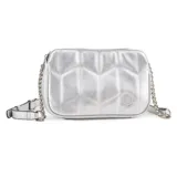 Cartera bandolera plateada con diseño acolchado en forma de rombos y correa de cadena metálica.