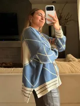 Saco tejido de algodón con lurex, diseño de rombos en color azul y beige, con cuello redondo, cierre frontal de botones y mangas abullonadas.