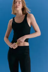 Top de escote en U con breteles finos, confeccionado en lycra tipo neoprene con isologo bordado en el frente.