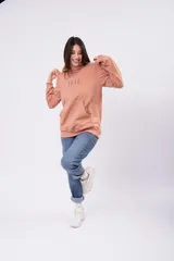 Canguro de algodón color salmón con capucha, bolsillo frontal tipo canguro y estampa pequeña en el pecho con el número 11:11.