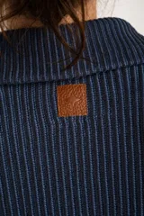 Cardigan tejido de algodón en color marrón, con cuello solapa, cierre frontal completo con cremallera y diseño de canalé ancho.