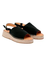 Sandalia de cuero negro estilo alpargata con plataforma revestida en yute trenzado, plantilla de cuero y tira ajustable en el talón con hebilla metálica.