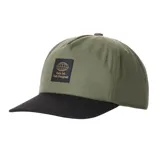 Gorra de cinco paneles Katin modelo Location, de color verde con visera negra y parche frontal negro con diseño de globo terráqueo y texto bordado.