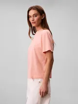 Remera de algodón color rosado, con cuello redondo, mangas cortas, corte regular y pequeño logo bordado al tono en el pecho.