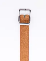 Cinto marrón con textura de pelo, hebilla metálica plateada con forma rectangular.