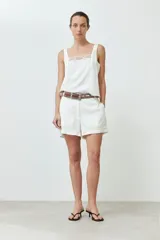 Short color crudo con bolsillos laterales y cintura con presillas.