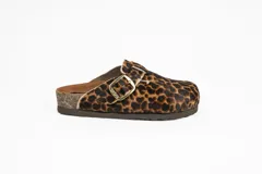 Zueco estilo Birkenstock con estampa animal print de leopardo, capellada de cuero con hebilla metálica dorada ajustable y suela con detalle de corcho.