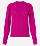 Blusa de punto color fucsia con textura de corazones, cuello redondo, mangas largas abullonadas y puños anchos.