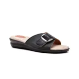 Sandalia casual Korium Confort Shayla color negro con hebilla metálica decorativa.