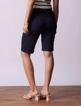 Bermuda blanca de gabardina elastizada marca Zac & Rachel. Tiene pretina ancha elastizada, bolsillos delanteros y traseros, y ruedo con dobladillo.