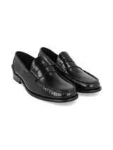Zapato tipo mocasín de cuero negro con acabado brillante, diseño de antifaz clásico y costuras reforzadas en la puntera.
