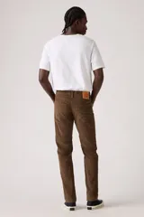 Pantalón de pana color marrón, corte slim fit, con cinco bolsillos y cierre de botón y cremallera.