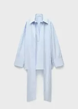 Camisa de corte oversize y diseño largo, confeccionada en algodón. Presenta cuello camisero, escote en V profundo con tiras largas integradas y mangas largas con puños abotonados.