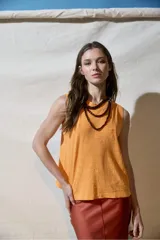 Musculosa naranja de algodón con cuello redondo y corte recto.