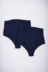 Pack de dos bombachas maternales de tiro alto, confeccionadas en algodón con refuerzo en la zona delantera y trasera para mayor sujeción durante el embarazo.