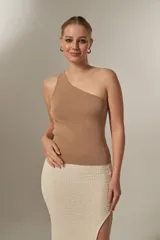 Top sin mangas de tejido liso, corte al cuerpo, con escote asimétrico de un solo hombro.